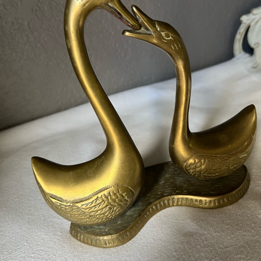 vintage brass kissing swan figurine vintage brass kissing swan figurine - Picture 5 of 10